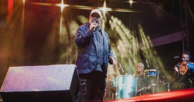 Jorge Aragão encanta público com seus sucessos nos 211 anos de Maricá