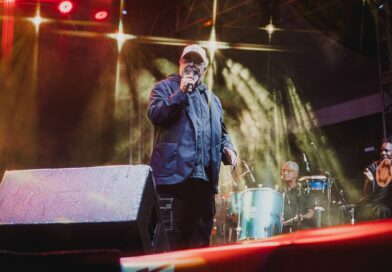 Jorge Aragão encanta público com seus sucessos nos 211 anos de Maricá